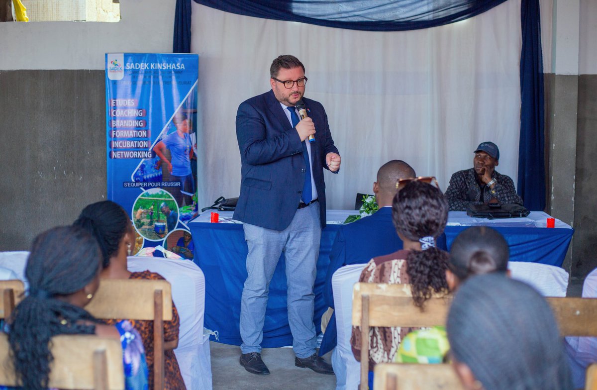 ElyseeMupa's tweet photo. La visite de l #Ambassadeur #Suisse à la #Sadek #kinshasa dans la #Commune de #Ndjili où il a #echanger avec les #entrepreneurs et les #Jeunes afin de les #encourager à #Oser #entreprendre malgré les #defis #socio-economiques @AmbSuisseRDC @DeniseNyakeru @expertisefrance https://t.co/Wb5Siwiq3w