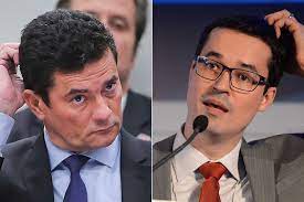 BrasilPost13's tweet photo. Qual presente gostariam de ganhar de Moraes nesse dia dos namorados:
1 - Prisão do Bolsonaro.
2 - Prisão do Moro.
3 - Prisão do Deltan Dallagnol.
4 - Prisão do Malafaia.
5 - Prisão de todos eles. https://t.co/lP62LYNe3t
