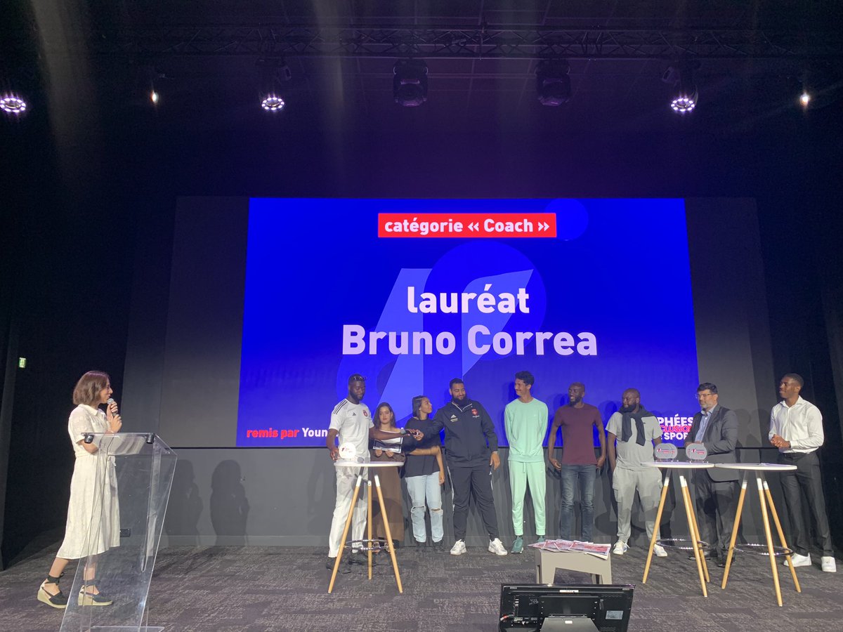 🏆 Bruno Correa reçoit le Trophée de l'inclusion par le sport dans la catégorie "Coach", remis par Youness Bourimech.