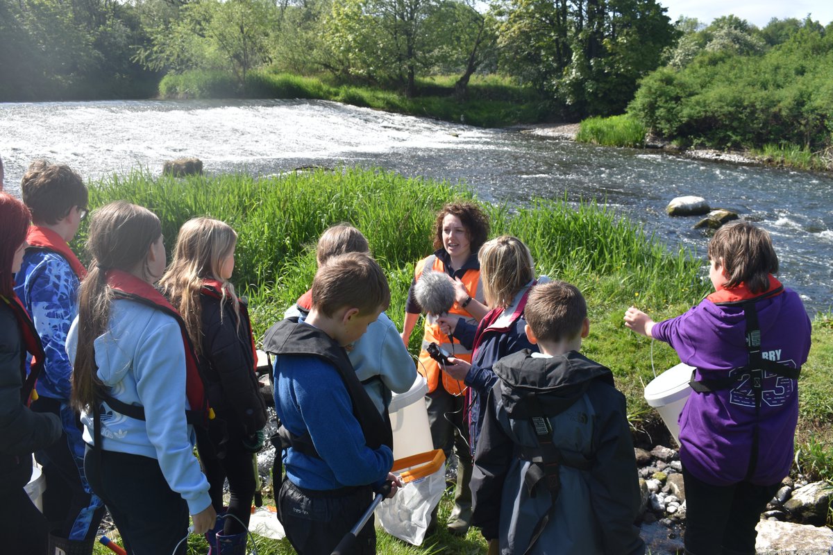 📻 Catch the special #RiverLeven feature on @BBCOutofDoors tomorrow 6:30-8am on @BBCRadioScot.🏞️
Hosted by @RStewartMedia, discover the incredible restoration works happening in River Leven by @FCCTrust— with special appearance by the students of Coaltown of Balgonie Primary 🌊👨‍🎓