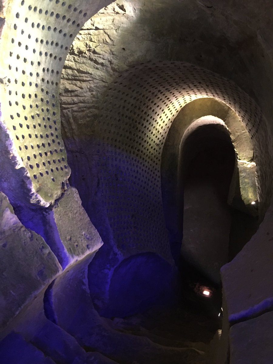 Tournage avec ⁦<a href="/FlorieCotenceau/">Florie Cotenceau</a>⁩ sur un site troglodytique insolite : l’Hélice terrestre, œuvré monumentale sculptée entre ciel et terre.Une idée de balade en #MaineetLoire à découvrir prochainement dans le JT ⁦<a href="/F3PaysdelaLoire/">France 3 Pays de la Loire</a>⁩ #tourisme #patrimoine