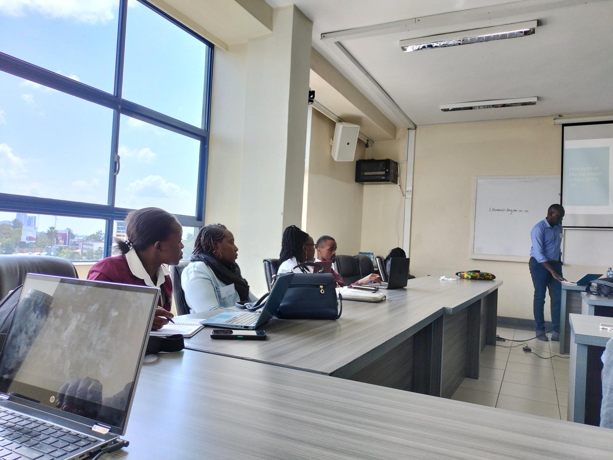 DaystarUni's tweet photo. #healthcommsworkshop #daystarsocworkshop 
Dr. Emmanuel Wanyonyi discussing on the topic: Portrayals of mental health in a Kenyan slow cinema film.  #FormNiDaystar
@MOH_Kenya
@KState
@CarnegieADF
@InvoNewspaper
@ShineRadioKE https://t.co/TAjgUi427P