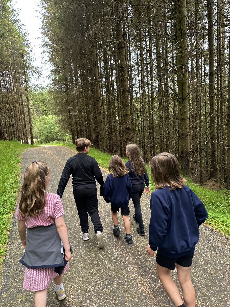 Mr_WStephen's tweet photo. Ending the week with another daily mile! 🏃 🌞 @_thedailymile @DurorPrimary #dailymile  #makingmemories #thisishighland https://t.co/T1WHt2MhWe