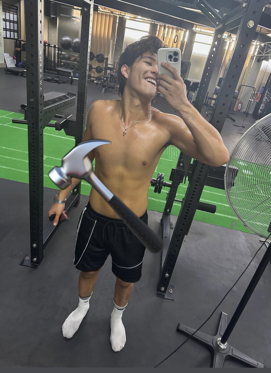 kyle_echarri's tweet photo. I always forget that Twitter is a thing so here’s a tool pic in the gym 👁️👄👁️ https://t.co/SK3h6eeF9z