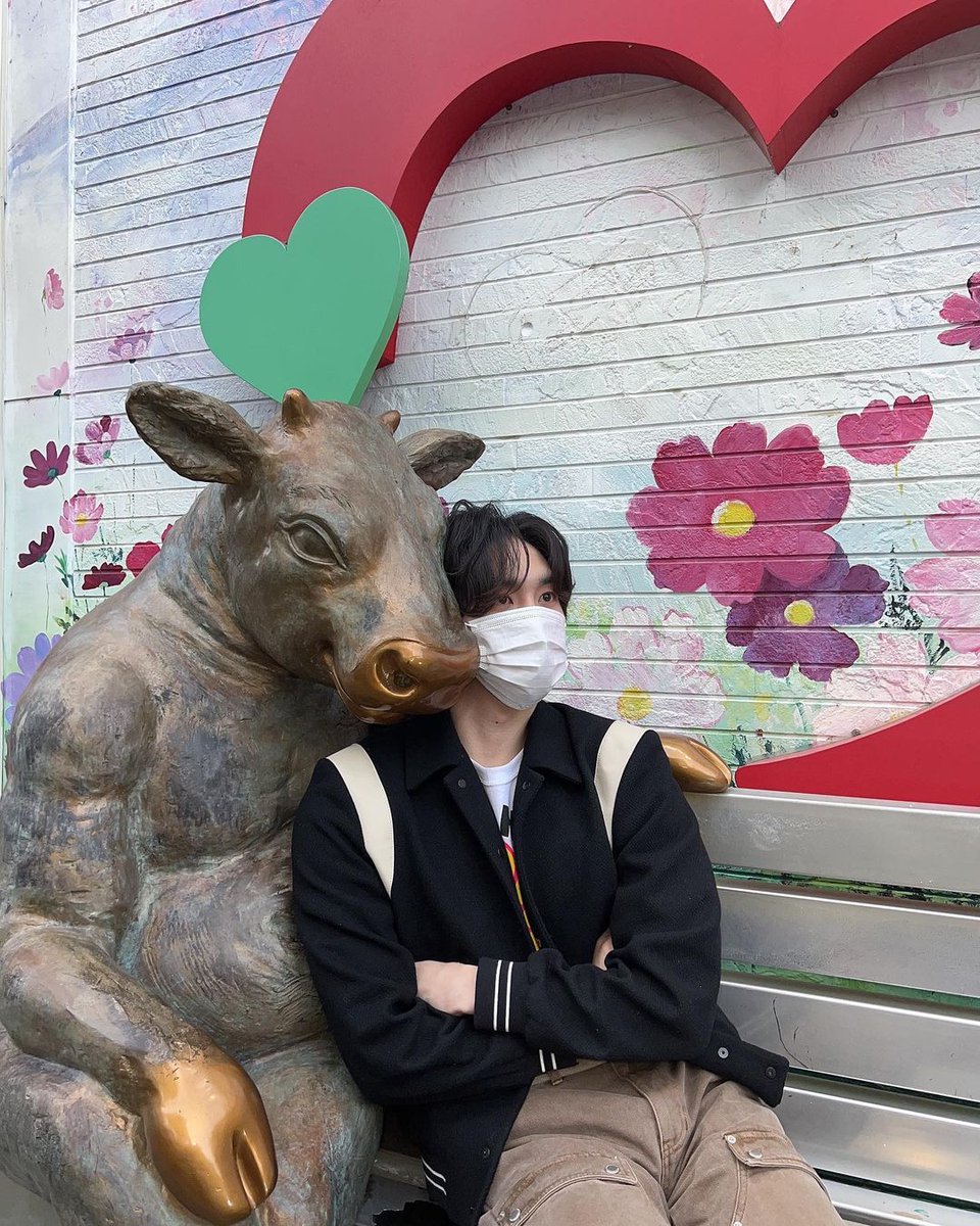 tinyshinwonie's tweet photo. he is sitting and pondering https://t.co/awv0lErRgH