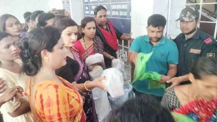 Distribution of dry foods to patients admitted at scb . Thanks to Sital Apa and her team who hlpd us a lot #CoromandelExpressAccident #odishacares #OdishaTrainTragedy #OdishaTrainTragedy @indiacares_2020