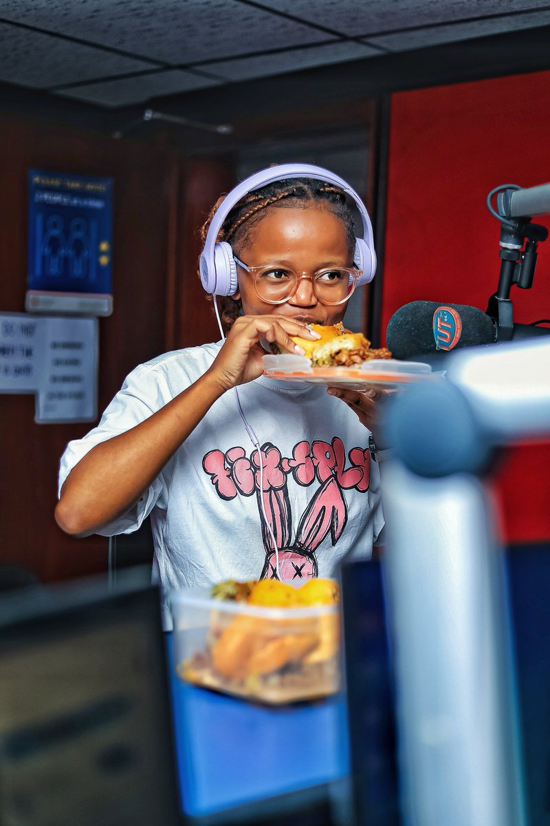012Mornings's tweet photo. ON AIR MOMENTS: @malumfoodie brought us a @blacklabelsa infused breakfast meal that we had to rate after testing, and the team gave it a solid 10 across the board.

#012MorningWaves
@TUTFM_962 https://t.co/Z3HdeNO9J5