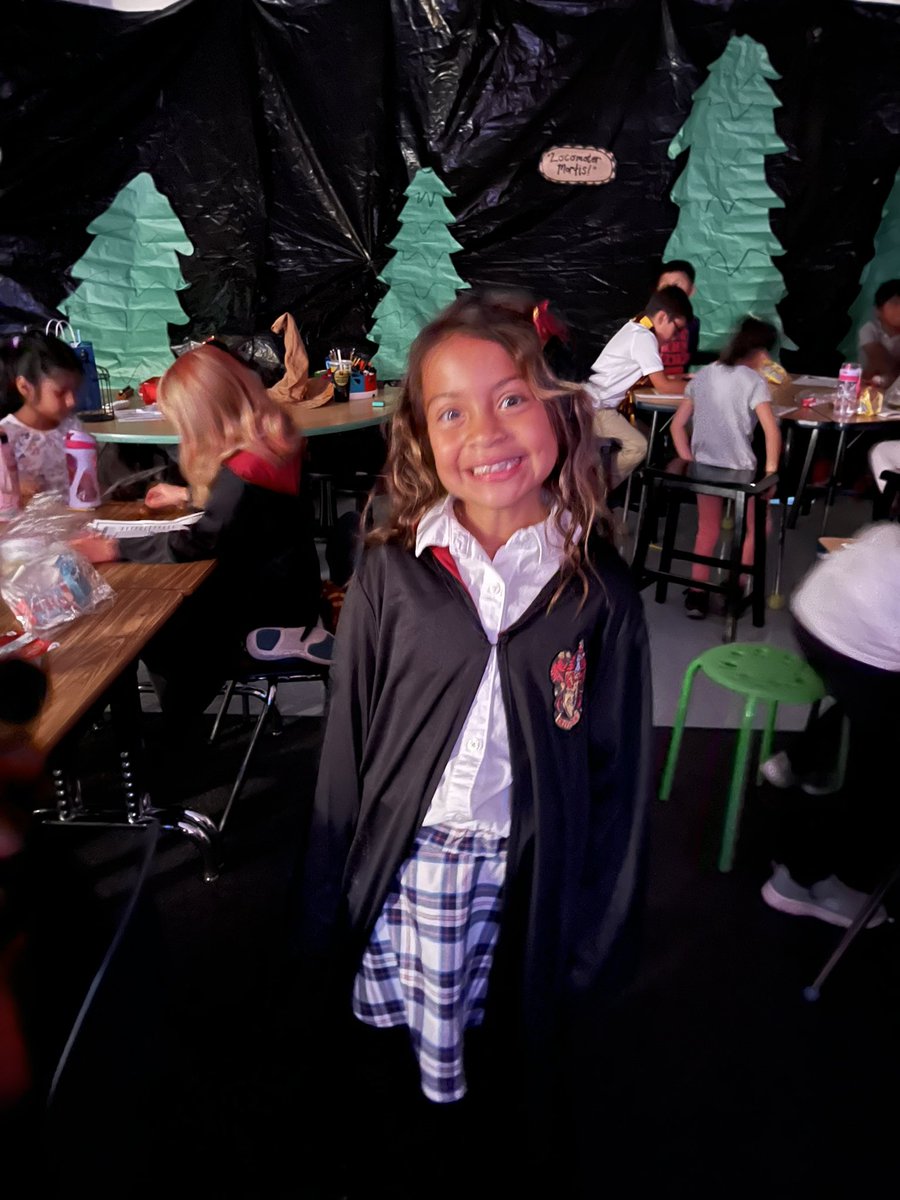 LeLaFlame17's tweet image. Harry Potter Day! We love bringing the magic to life for these first graders! #Hogwarts #SortingHat #Potions @FlorisSchool