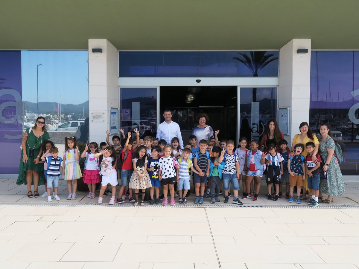 sant_antoni's tweet photo. 👧🎒Avui hem rebut la visita de 6è d'Infantil del CEIP Cervantes. 

L'alcalde @MarcosSerra_ i els regidors Maria Ramón, Miguel Tur i David Márquez han atès al saló de plens les preguntes dels alumnes, que també han fet un recorregut per les diferents àrees de l'Ajuntament. https://t.co/MuqDYXxGw2