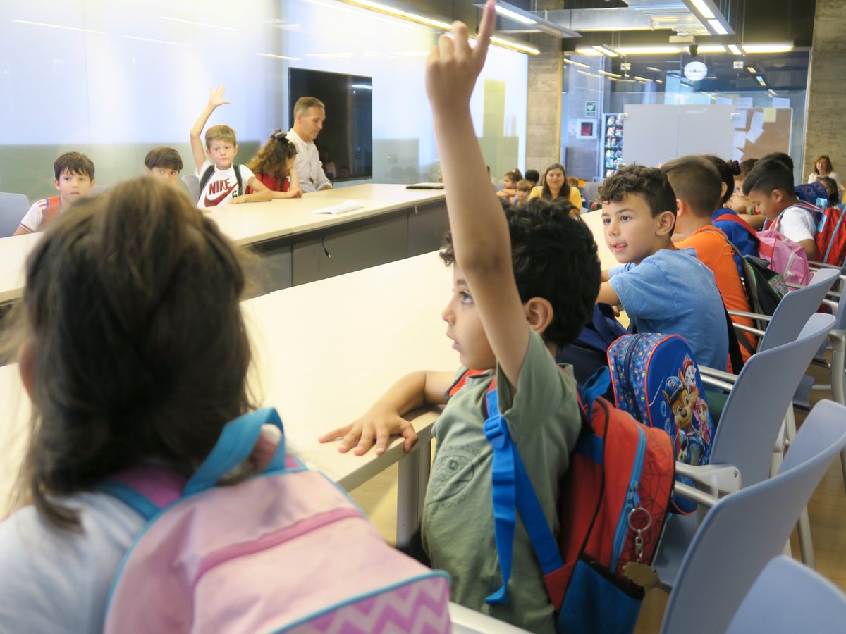 sant_antoni's tweet photo. 👧🎒Avui hem rebut la visita de 6è d'Infantil del CEIP Cervantes. 

L'alcalde @MarcosSerra_ i els regidors Maria Ramón, Miguel Tur i David Márquez han atès al saló de plens les preguntes dels alumnes, que també han fet un recorregut per les diferents àrees de l'Ajuntament. https://t.co/MuqDYXxGw2
