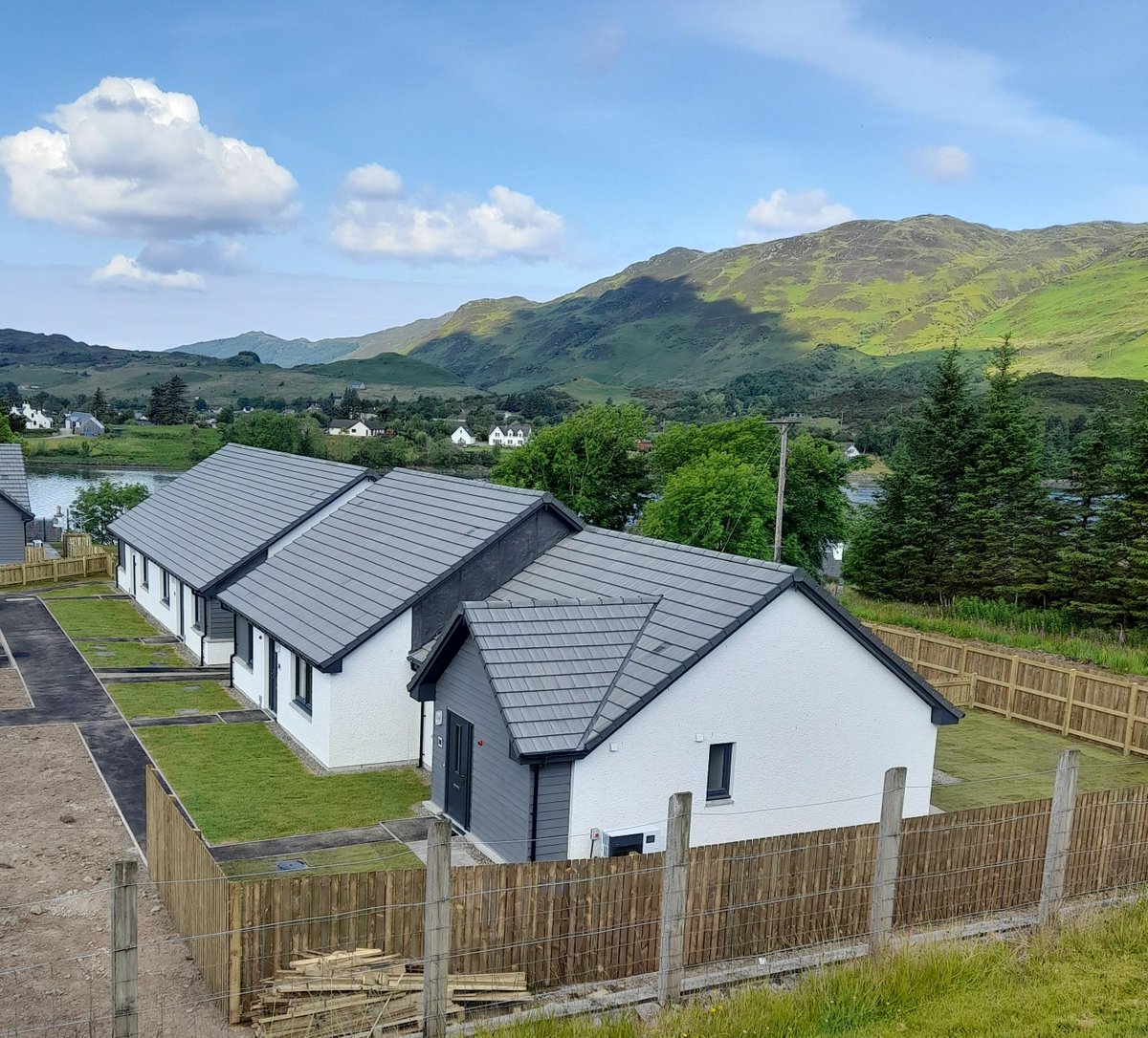 A stunning setting for the latest affordable homes to complete with Lochalsh & Skye HA.  Nine new homes  built in Dornie, supported by over £1.2M @scotgov funding.  Well done to all involved 👏🏘️  #ruralhousing