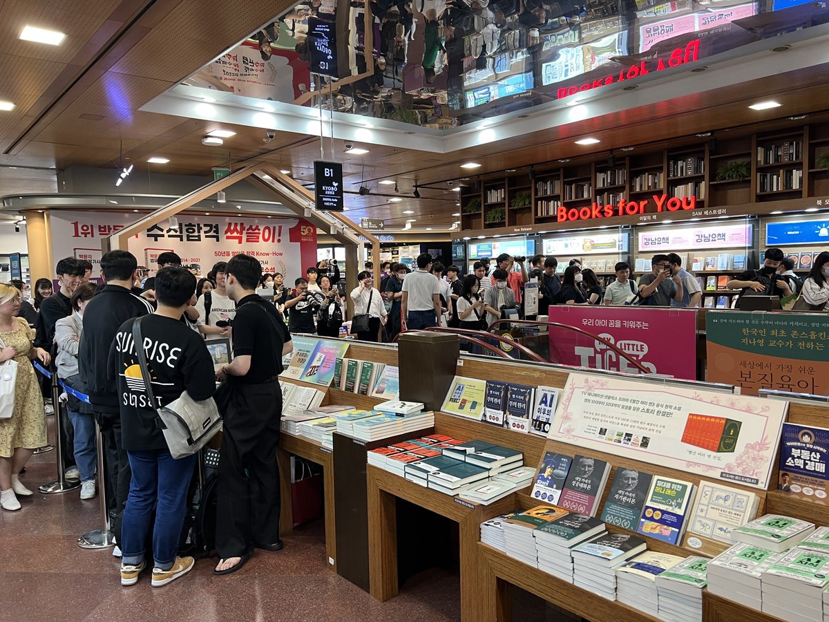 kvibe_yonhap's tweet photo. Check it out guys @korea_odyssey is here at the scene of the fan meet and greet event celebrating the release of a novel version of the upcoming movie #closerelationship featuring #hanseungyeon and #leejihoon
#한승연 #이지훈 #빈틈없는사이 https://t.co/EoZEGExYNb