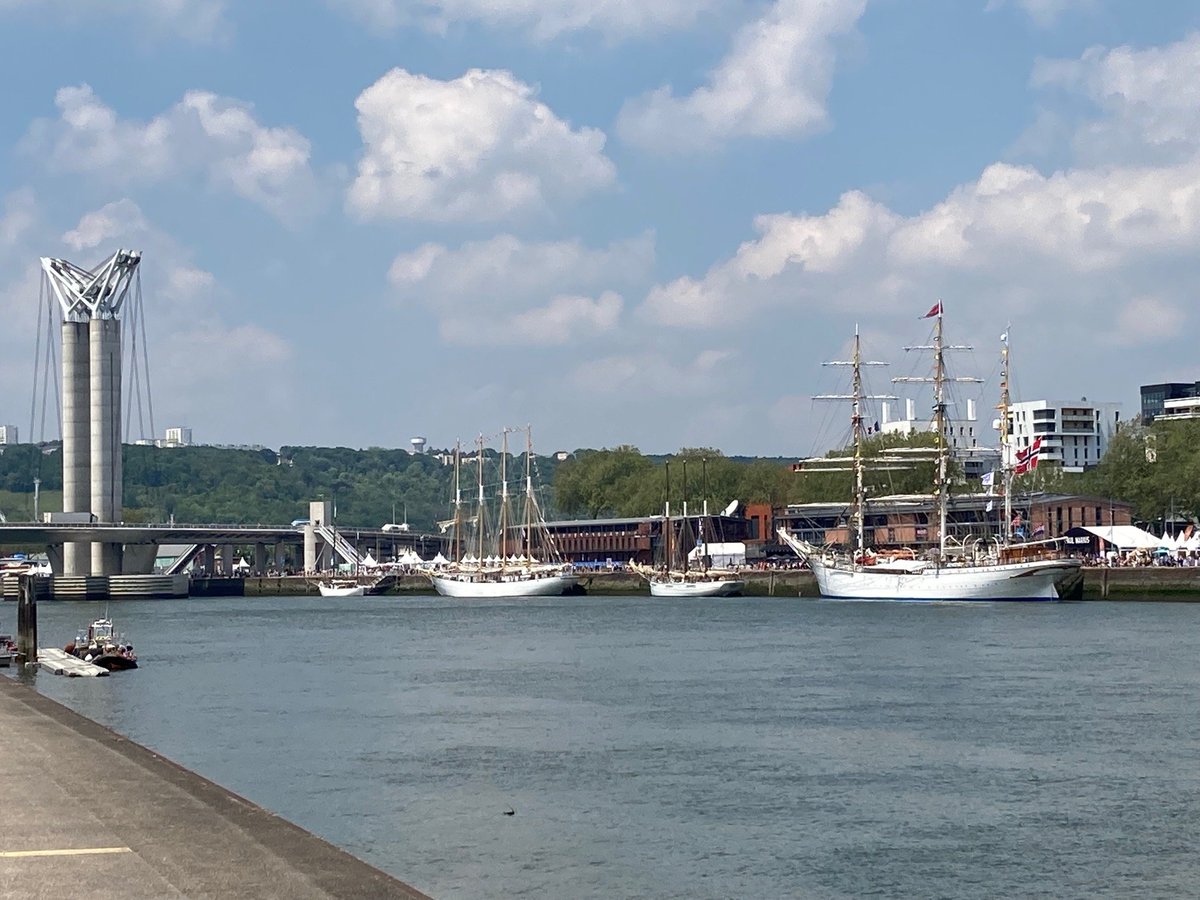 #QuotiTweet <a href="/Copaincami/">Studio Copaincami</a> #Bonjour 
Bonjour,
hier nous sommes allés à l'Armada de Rouen. C'est un rassemblement de bateaux du monde entier. Nous sommes montés sur La Licorne. Nous avons chanté Santiano. C'était une bonne journée.
La classe