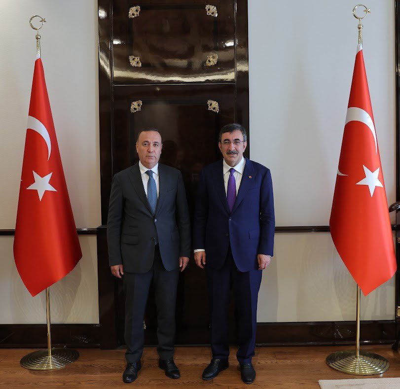 Cumhurbaşkanımız Sn @RTErdogan'ın tensipleriyle Cumhurbaşkanı Yardımcılığı görevine getirilen Sn @_cevdetyilmaz’a hayırlı olsun ziyaretinde bulunduk.

Misafirperverliği için kendisine teşekkür ediyor, yeni görevinde başarılar diliyorum.