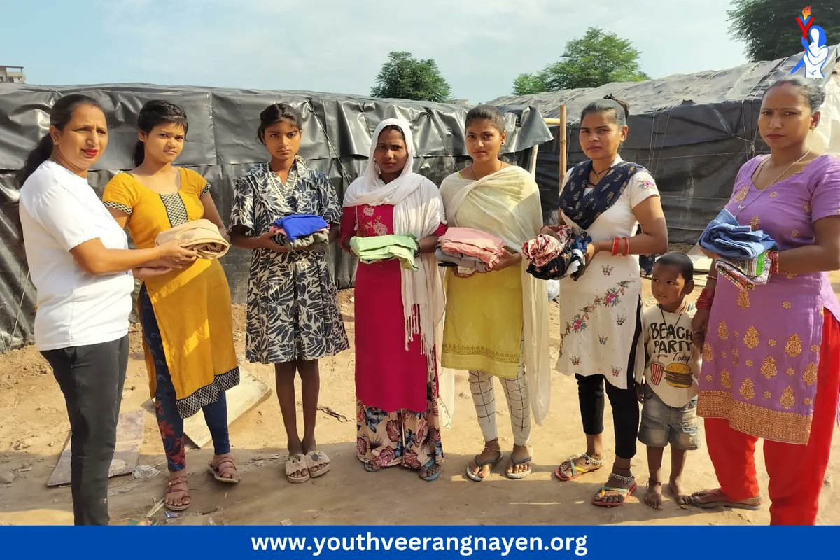 कुछ लोग हमारे आस-पास ऐसे लोग होते हैं जिनके पास तन ढकने के लिए भी कपड़े जुटाना मुश्किल होता है। ऐसे ही जरूरतमंद लोगों की मदद करने के लिए पंचकुला (हरियाणा) में #यूथ_वीरांगनाएं ने कपड़े वितरित किए।
#YouthVeerangnayenInSlum 
#YouthVeerangnayen 
#ClothesDistribution