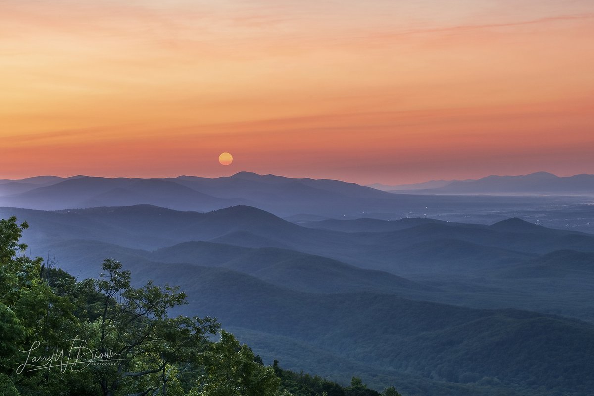 𝗩𝗜𝗥𝗚𝗜𝗡𝗜𝗔 𝗕𝗟𝗨𝗘𝗦 
#BlueRidgeMountains #Sunrise 
#VirginiaOutdoors 
#StormHour #ThePhotoHour