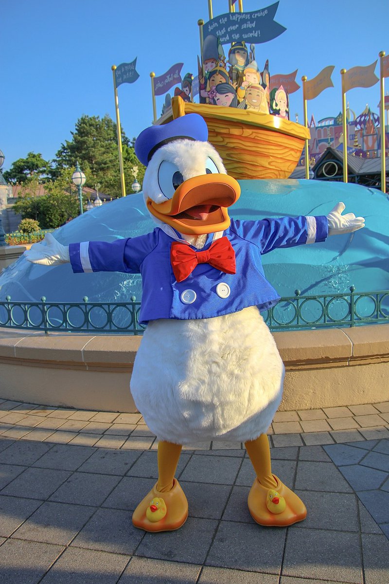 📍 Today for a mini special event: Donald was near It’s A Small World for his birthday 🎂 #donaldduck #itsasmallworld #disneycharacters #DisneylandParis @DisneyParis_EN