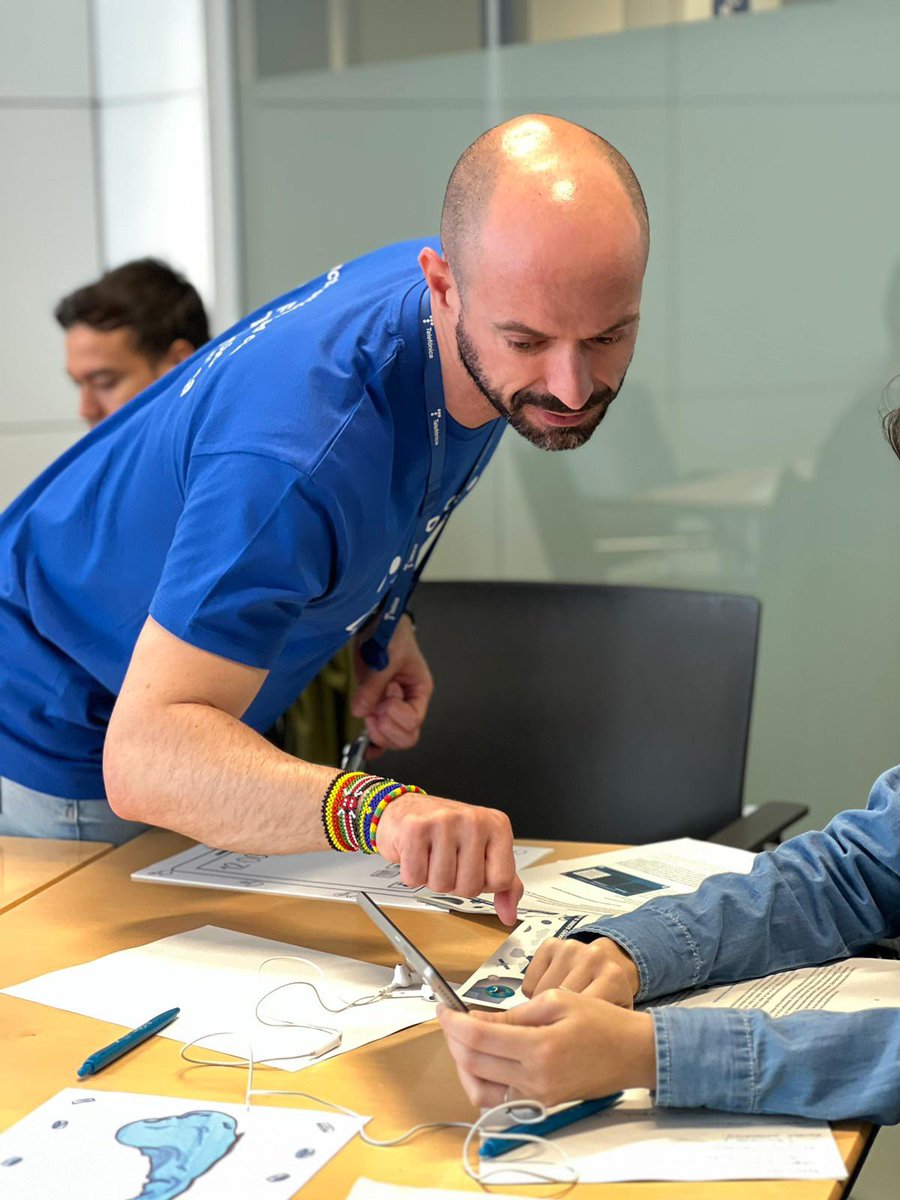 ProFuturo_'s tweet photo. 📢 ¡Los docentes apuestan por la #innovacióneducativa!
❓La iniciativa de #ProFuturo "Level Up” motiva a los docentes y favorece una actitud positiva para la entrada de la #tecnología en el aula.
@fundacionTef @VolunTelefonica
#DIVT #MareaAzul #ConectandoSolidaridad https://t.co/x4Daw5Vvsk