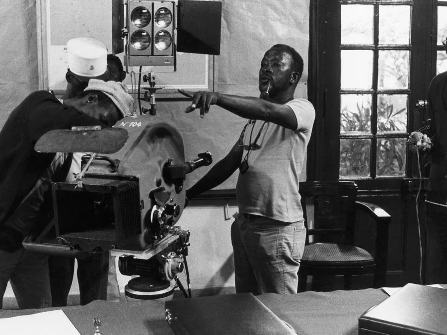 ecris_le_tien's tweet photo. Dakar, Sénégal, 9 juin 2007, décès de la légende du cinéma Ousmane Sembène.

Ousmane Sembène c’est l’histoire du cinéma africain. 

Né le 1er janvier 1923 à Ziguinchor, Sembène deviendra dans les années 1960, un talentueux scénariste, écrivain ou encore réalisateur. Mais avant, Ousmane a été pêcheur, docker, maçon ou encore tirailleur sénégalais.

Autodidacte, Ousmane Sembène est membre et responsable syndicale CGT à Marseille. Il revient au Sénégal au début des années 1960 avant de parcourir l’Afrique.  👇🏿
