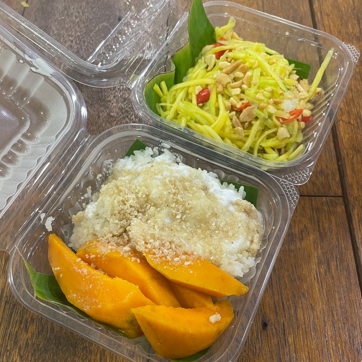fabiko's tweet photo. Nemu warung baru di Blok M Square yang jual makanan Thai. Berhubung udah makan, jadinya bungkus mango salad &amp; ketan mangga aja. https://t.co/M35crl51pm