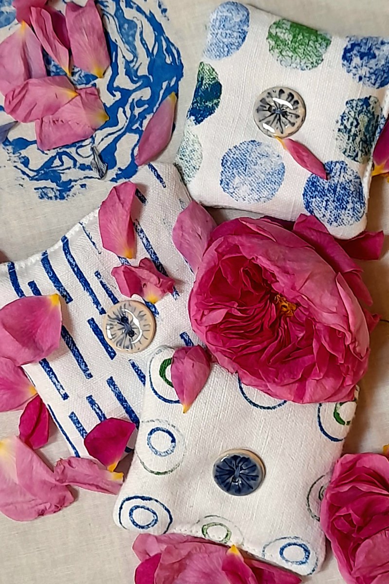 RFTextileDesign's tweet image. There are many ways to make weddings more sustainable. What about rose petals confetti? They are biodegradable, beautiful &amp;amp; kind to the environment. Add in our sustainable favours and guests will have a truly unique and lasting keepsake 
#sustainableweddings #Weddi