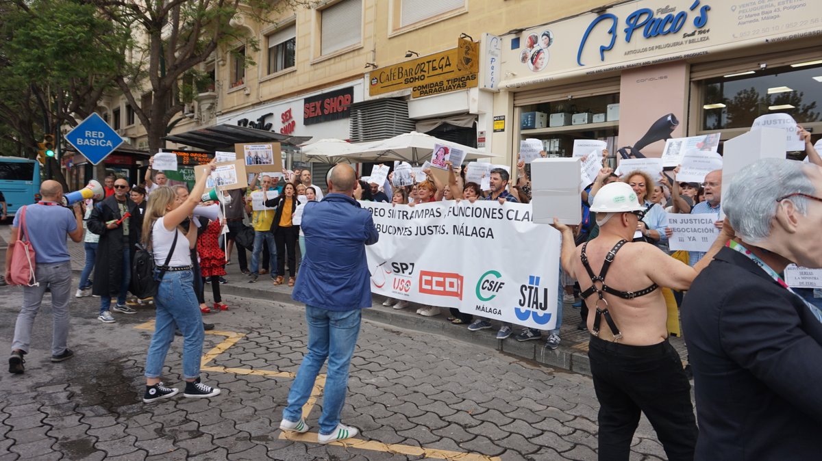 ccoomalaga's tweet photo. |MANIFESTACIÓN|
Os dejamos algunas imágenes de la manifestación que hemos realizado hoy, 9 de junio, en defensa del personal de justicia de #Málaga
📢Por una #LOEO sin trampas. Funciones claras. Retribuciones justas
#HuelgaEnJusticia
#huelgafuncionariosjusticia https://t.co/yLs78L3CDy