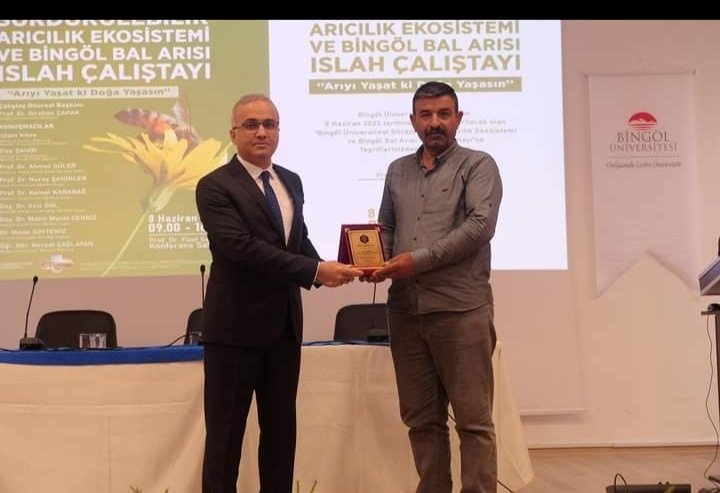 bingol_c's tweet photo. PARİS BAL YARIŞMASINDA ÖDÜLLÜ BALLARJMIZA PLAKET TAKDİMİ İLE YAPILDI.
Platiun bal ödülü:Bingöl ili Arı Yetiştiricileri Birliği:Mehmet Ali Aba
Altın bal ödülü:Bingöl Çapakçur bal adına: Fikrî ÜZER
Altın bal ödülü:senli bal:Turgay şenli
Altın bal ödülü: Göl Bal: Bedri Sağdıç https://t.co/w1u8XaTz8u