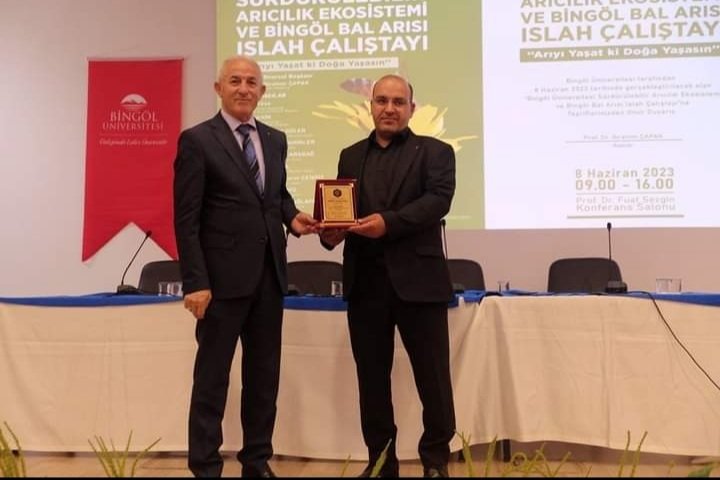 bingol_c's tweet photo. PARİS BAL YARIŞMASINDA ÖDÜLLÜ BALLARJMIZA PLAKET TAKDİMİ İLE YAPILDI.
Platiun bal ödülü:Bingöl ili Arı Yetiştiricileri Birliği:Mehmet Ali Aba
Altın bal ödülü:Bingöl Çapakçur bal adına: Fikrî ÜZER
Altın bal ödülü:senli bal:Turgay şenli
Altın bal ödülü: Göl Bal: Bedri Sağdıç https://t.co/w1u8XaTz8u