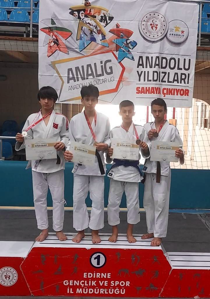 6-8/06/2023 tarihlerinde Judo Analig Gruplarında ilimizi temsilen katılan sporcularımızdan Yiğit İŞÇE 42 kg' da🥉 olarak bronz madalya, 
Mehmet Akif YILMAZ, 55 kg' da 🥈 olarak gümüş madalya kazanmışlardır. 
Sporcularımızı tebrik ediyoruz. 👏
<a href="/OA_BAK/">Dr. Osman Aşkın Bak</a> 
<a href="/gencliksporbak/">Gençlik ve Spor Bakanlığı 🇹🇷</a>