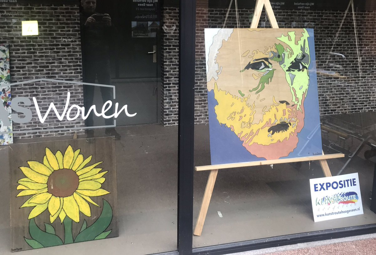 Vanwege de (aanstaande) verkoop van ons portret op afvalhout van Vincent van Gogh even een spontane kunstwissel gedaan in de Tamboerpassage. #MarilynMonroe #Alexia