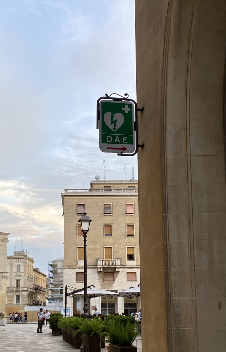 MHFossen's tweet photo. Blir så glad når jeg ser sånt som dette!

Min mann og jeg er på ferie i den italienske byen Lecce, og det viser seg at dette er en «Cardioprotected Municipality»! Det innebærer at det er svært synlig hvor man finner defibrillator både med skilt og kart over aktive stasjoner. 👏👍 https://t.co/cfyFRmEnmn