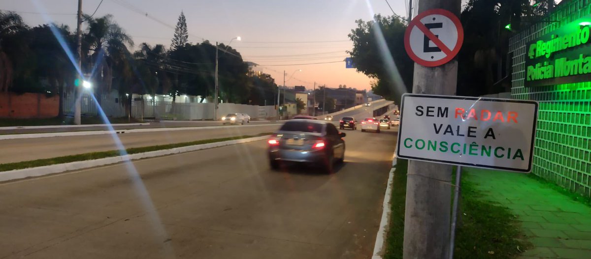 EPTC_POA's tweet image. 07h35 - ✅⚠️ Atenção motorista: 𝗦𝗲𝗺 𝗿𝗮𝗱𝗮𝗿, 𝘃𝗮𝗹𝗲 𝗮 𝗰𝗼𝗻𝘀𝗰𝗶𝗲̂𝗻𝗰𝗶𝗮! Respeite a vida e as normas de circulação no trânsito mesmo sem a necessidade do radar. 𝗡𝗢 𝗧𝗥𝗔̂𝗡𝗦𝗜𝗧𝗢, 𝗘𝗦𝗖𝗢𝗟𝗛𝗔 𝗔 𝗩𝗜𝗗𝗔! #FaçaSuaParte #EPTCéEducação