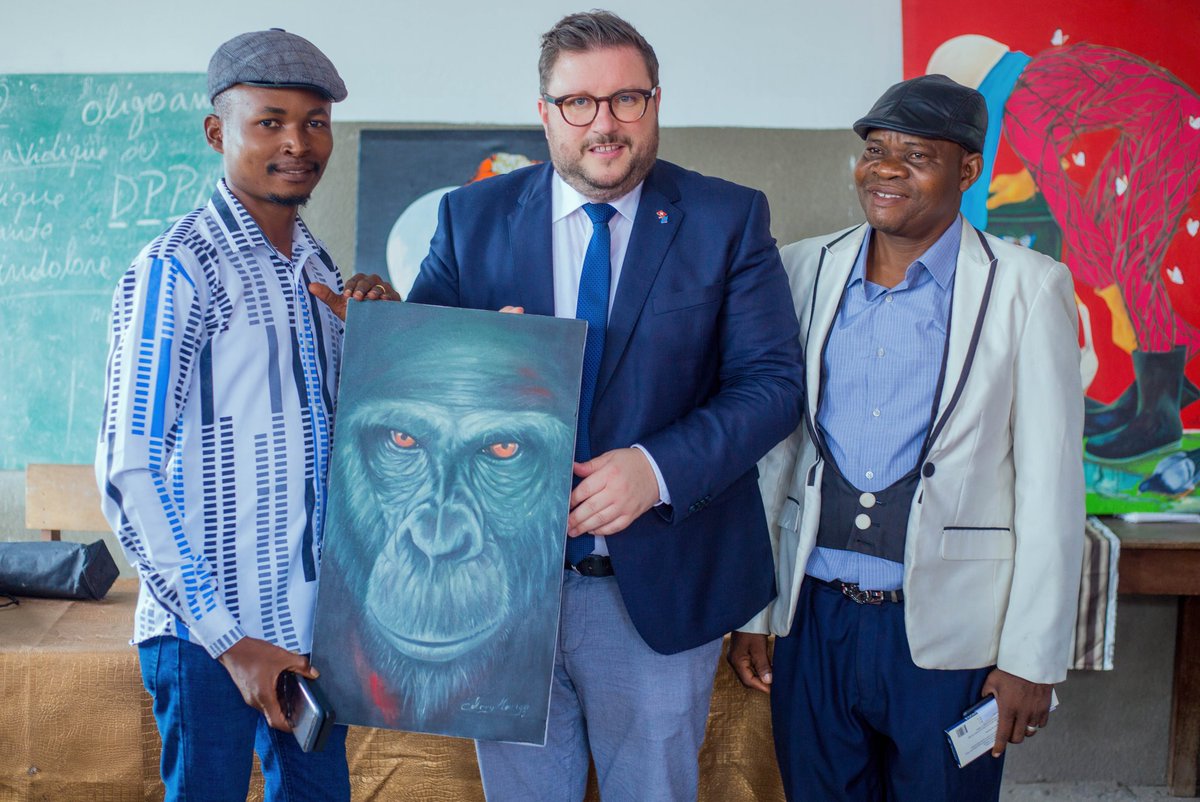 ElyseeMupa's tweet photo. Maman @DeniseNyakeru na #incubateur #Sadek Kinshasa ba #artiste #peintre oyo bazolobela makambu étali #Changement #climatique bazo #sala pe ba #portrait #significatif @AmbSuisseRDC a #visiter #Sadek kinshasa à #ndjili boyeyi na yo Mum ekozala lisusu #esengo https://t.co/eP67KxkDXA