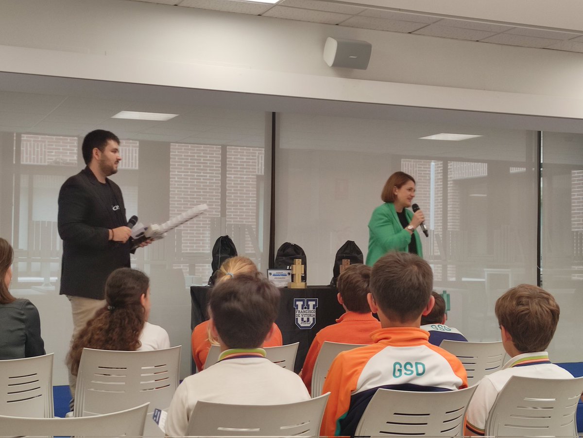 Mañana llena de sorpresas en el Torneo Minecraft organizado por la <a href="/ufvmadrid/">Universidad Francisco de Vitoria</a>  y <a href="/MicrosoftEduEsp/">Microsoft Educación</a> , con <a href="/VRS_Trainer/">Víctor Rodríguez</a> y <a href="/MariaComin1/">María Comín</a> Muchas gracias una vez más por esta iniciativa!