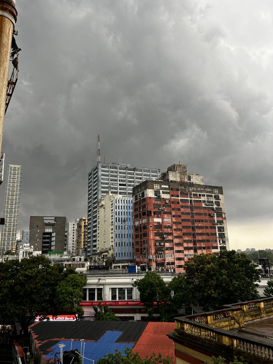 tanuj_er's tweet image. A Locally #Thunderstrom #Rain activity #Kolkata &amp;amp; surroundings area After #Heatwave &amp;amp; very discomfort weather
#KolkataRain #PreMonsoon @indiametsky @WeatherRadar_IN @Indiametdept