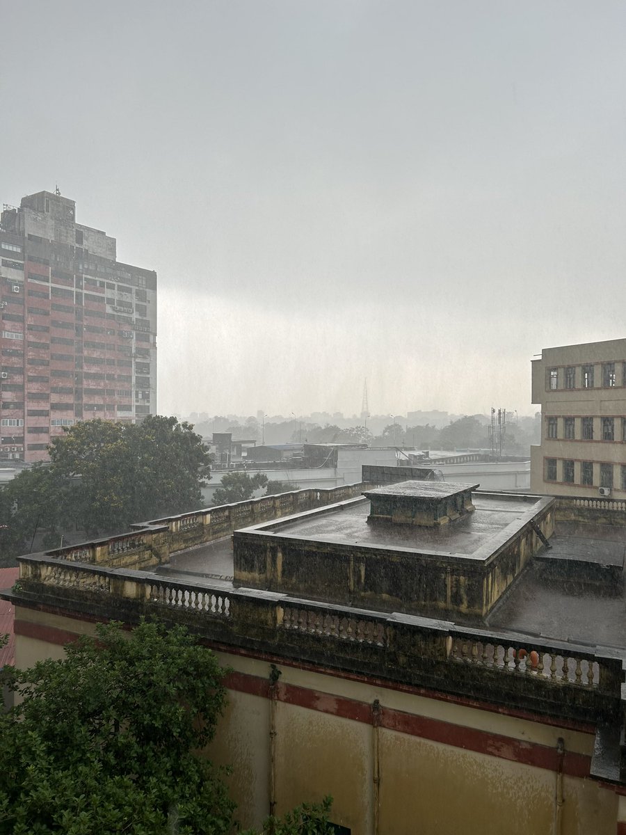 tanuj_er's tweet image. A Locally #Thunderstrom #Rain activity #Kolkata &amp;amp; surroundings area After #Heatwave &amp;amp; very discomfort weather
#KolkataRain #PreMonsoon @indiametsky @WeatherRadar_IN @Indiametdept