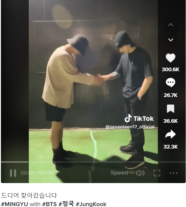 miwon17_'s tweet photo. reason Mingyu is wearing only socks in Super challenge w/Jungkook😂
🐶we didn't meet to shoot the challenge, we just met up (casually).since we met up anyway we thought we should shoot. but i was wearing slippers, &amp; how can i dare to wear slipper when i'm shooting w/sunbaenim https://t.co/H2XEyUtZFo