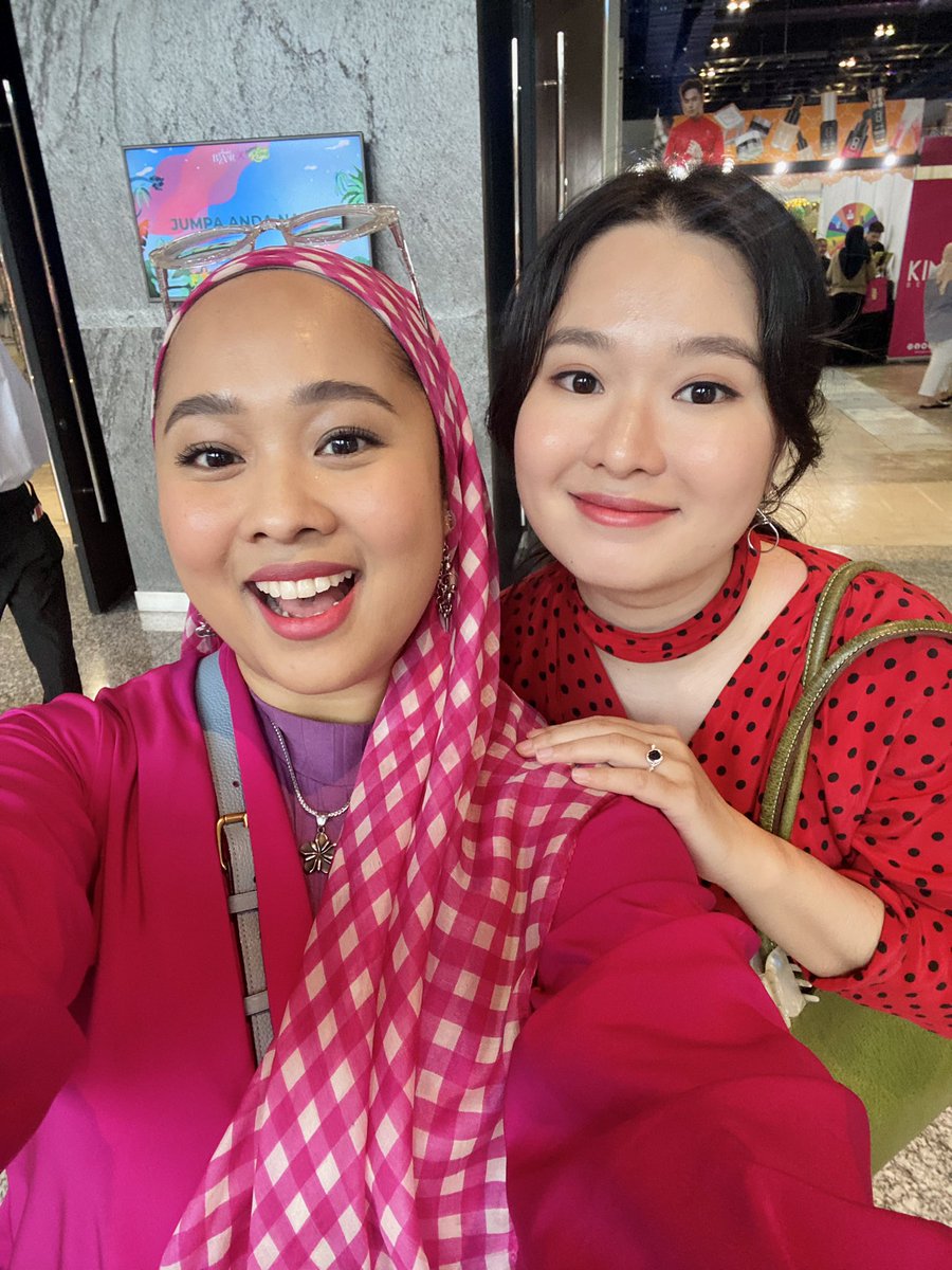 warnabilla's tweet photo. This is her, btw. Say hello to Nadia! (Eventhough dia takde twitter) hahaha.  She’s single btw 😜 if you’re a kind, genuine, cute &amp; funny guy, sila lah masuk line. #tweetdating https://t.co/IZkzp56MIl