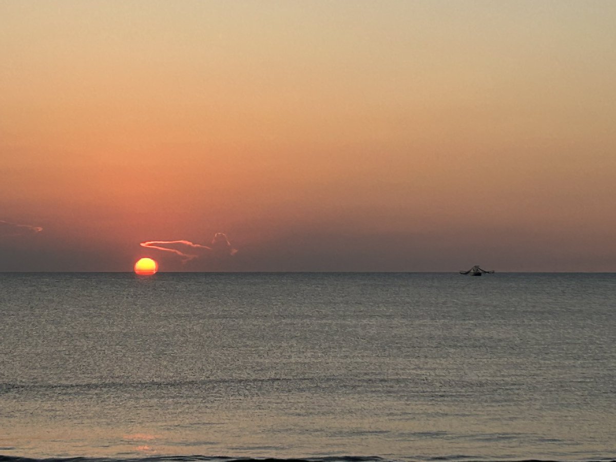 The goal is to live your best life ✨
.
#sunrise #flaglerbeach #mindset #gratitude #positivevibes #sweeterwhensalty #pleasedontmakemecrossthebridge #flaglersurf #haveagreatday