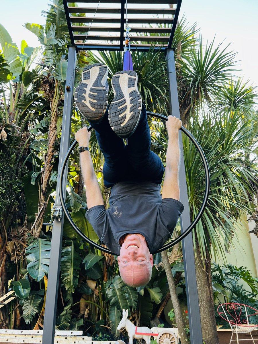 wouterkellerman's tweet image. Upside down in the circle of life! 😁🤗

#FlutePainter 🎶🎶
#WouterKellerman #keepingfit #backstretch #excercise #soundmindsoundbody