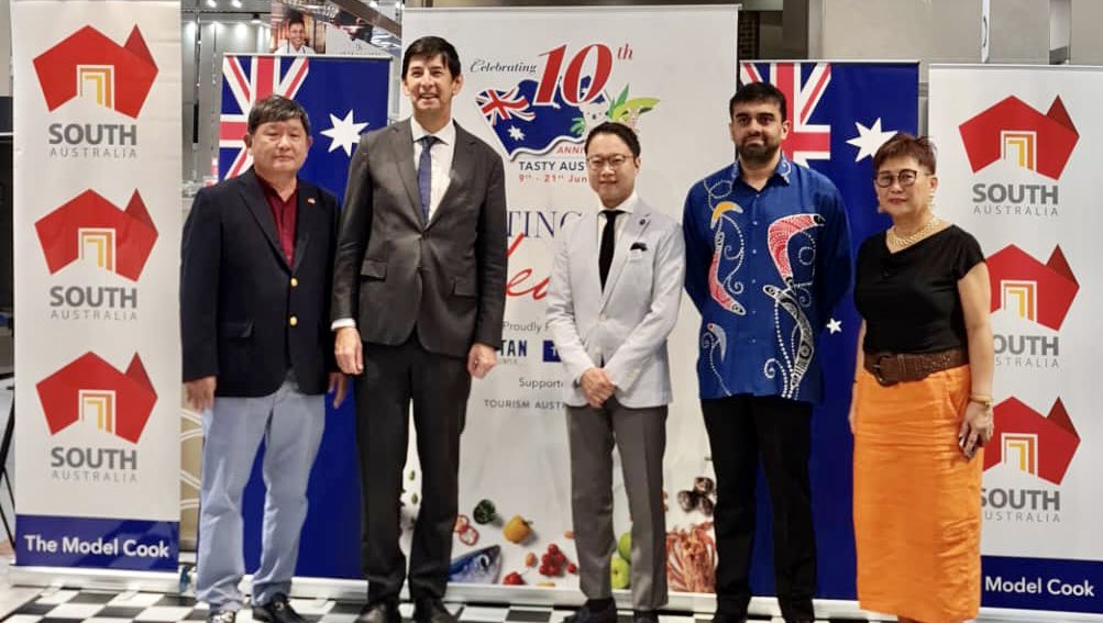 AusHCMalaysia's tweet photo. With @SanjayBooth joining the Tasty Australia 🇦🇺 food &amp; beverage promotion at Isetan today with @TheModelCook &amp; supported by Tourism Australia.  Premium 🇦🇺 food &amp; beverage products have long been available across 🇲🇾 and this event is celebrating its 10th anniversary 👏 https://t.co/X7rjxGFu8g