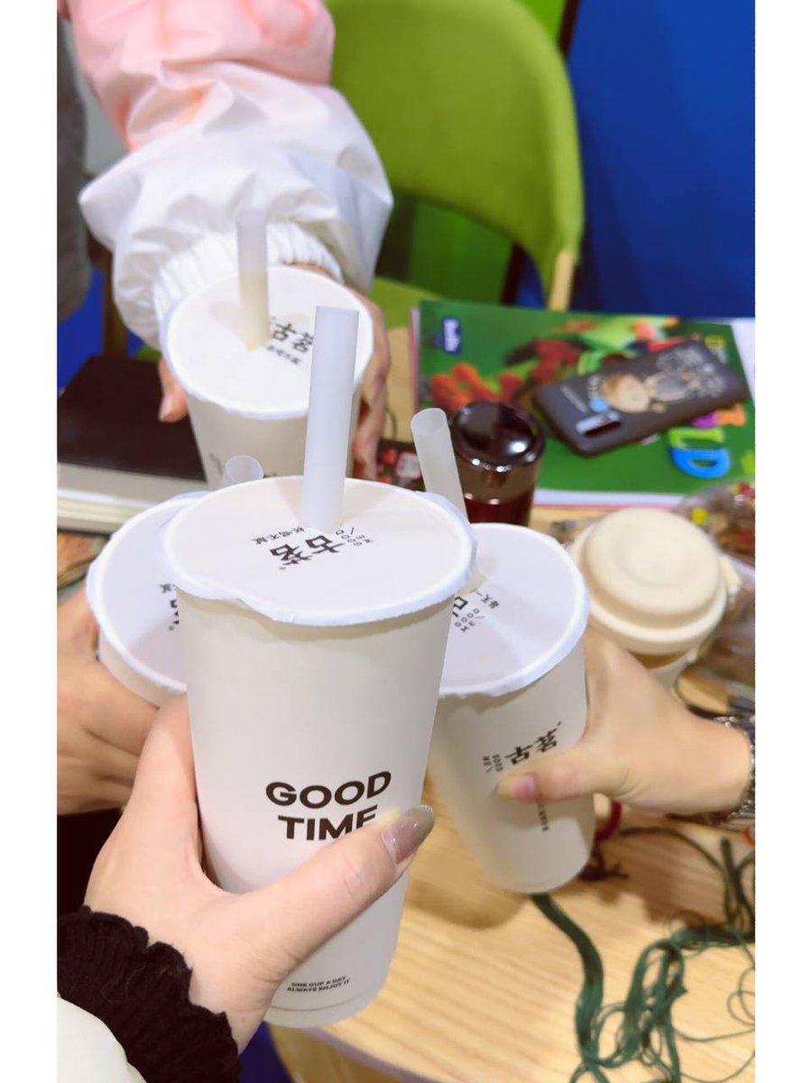 inezpu3's tweet image. A cup of milk tea, a pile of happiness