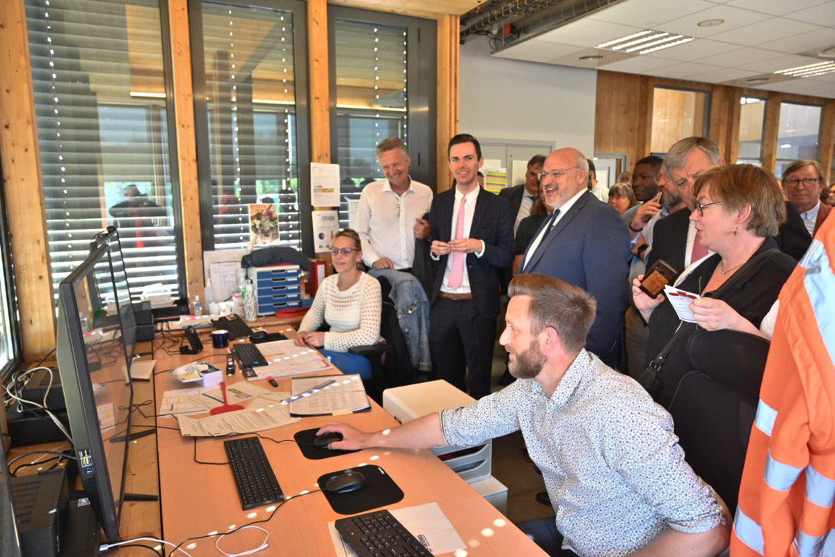 DamienCastelain's tweet photo. ♻️ Visite du site #Deverra à #Sequedin avec @regiscauche et les élus de @MetropoleLille pour rappeler notre engagement pour jeter moins, trier mieux et plus, améliorer le service aux habitants dans un espace public de qualité et moderniser le traitement des déchets ménagers. https://t.co/vSXQMrYcVJ