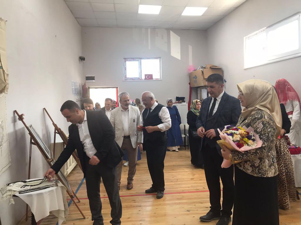 FatsaHem's tweet photo. Kurumumuzca Ali Rıza Demircan İlkokulunda açılan el sanatları kursumuzda yapılan ürünlerin yıl sonu sergisi yapıldı. https://t.co/kitFQYizYF