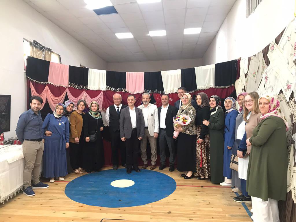 Kurumumuzca Ali Rıza Demircan İlkokulunda açılan el sanatları kursumuzda yapılan ürünlerin yıl sonu sergisi yapıldı.