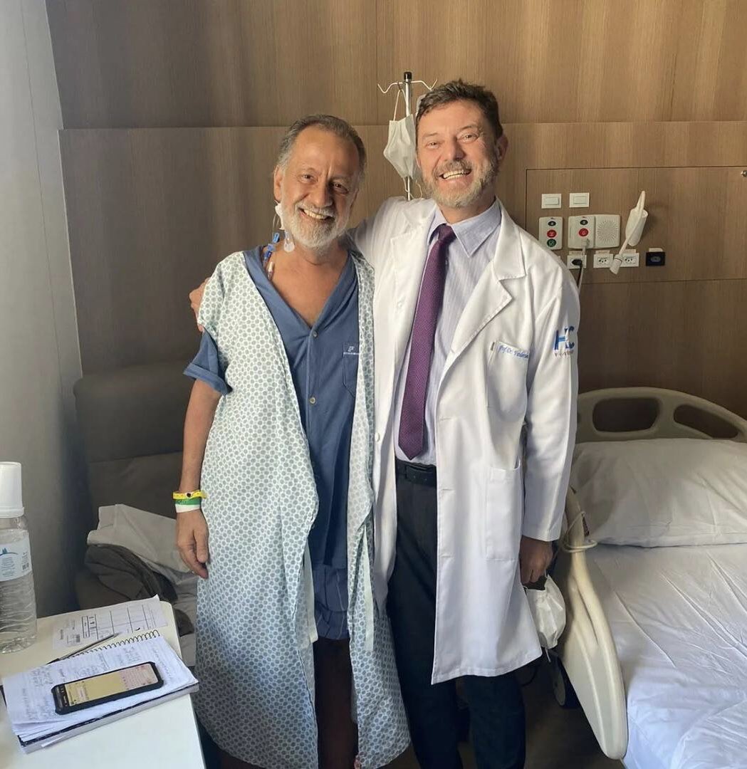 esdecirdiario's tweet photo. Paulo Peregrino es de Brasil, tiene 61 años y debemos conocer su historia. En 30 días pasó de estar a punto de entrar en paliativos a eliminar por completo todos los tumores que tenía por todo el cuerpo.

La ciencia, la investigación y un equipo formado por increíbles profesionales ha logrado remitir su cáncer en metástasis con la terapia experimental CAR-T en un mes. 

El paciente se sometió a 5 años de quimioterapia, pero nunca consiguió los resultados que obtuvo con este tratamiento.

«Abril de 2018. Estaba haciendo quimio. Era mi segundo cáncer y mi primer linfoma. Jamás imaginaba lo que estaba por venir. 

Fueron más de 1.800 días, decenas de sesiones de quimioterapia, pruebas, admisiones, trasplantes de médula, 4 biopsias, COVID x2, hemorragia de ambas retinas, UCI… 

Los médicos han llegado a considerar que ha sido un milagro que saliese vivo de la hospitalización y la cirugía. 

Ahora en 2023, os muestro las imágenes del antes y del después que no dejan dudas. ¡Eliminación completa de mi primer linfoma! Es el éxito de Car T Celi, una terapia revolucionaria, y del Dr. Vanderson Rocha y su equipo. Viva la fe y la ciencia, sus médicos, sus equipos… ¡Gracias por esta oportunidad de vida!», escribía Peregrino.

En la segunda imagen del post, a la izquierda podéis ver los puntos negros (es la enfermedad que se propaga rápidamente a través del cuerpo del paciente). Fue realizada el 6 de marzo. 

A la derecha, la imagen del último día del tratamiento del paciente, 23 de abril. La enfermedad ha remitido completamente. 

Los médicos del paciente estudiaron su sangre para que esta terapia fuera exitosa.

El tratamiento consiste en modificar genéticamente las células inmunitarias del cuerpo, reduciendo en 74 % el riesgo de avance de la enfermedad en personas con un tipo raro de cáncer de sangre.

Hasta el momento, 14 pacientes han sido tratados con células CAR-T con fondos de la Fundación de Apoyo a la Investigación del Estado de São Paulo y el Consejo Nacional de Desarrollo Científico y Tecnológico. Todos alcanzaron una remisión de por lo menos 60% de los tumores.