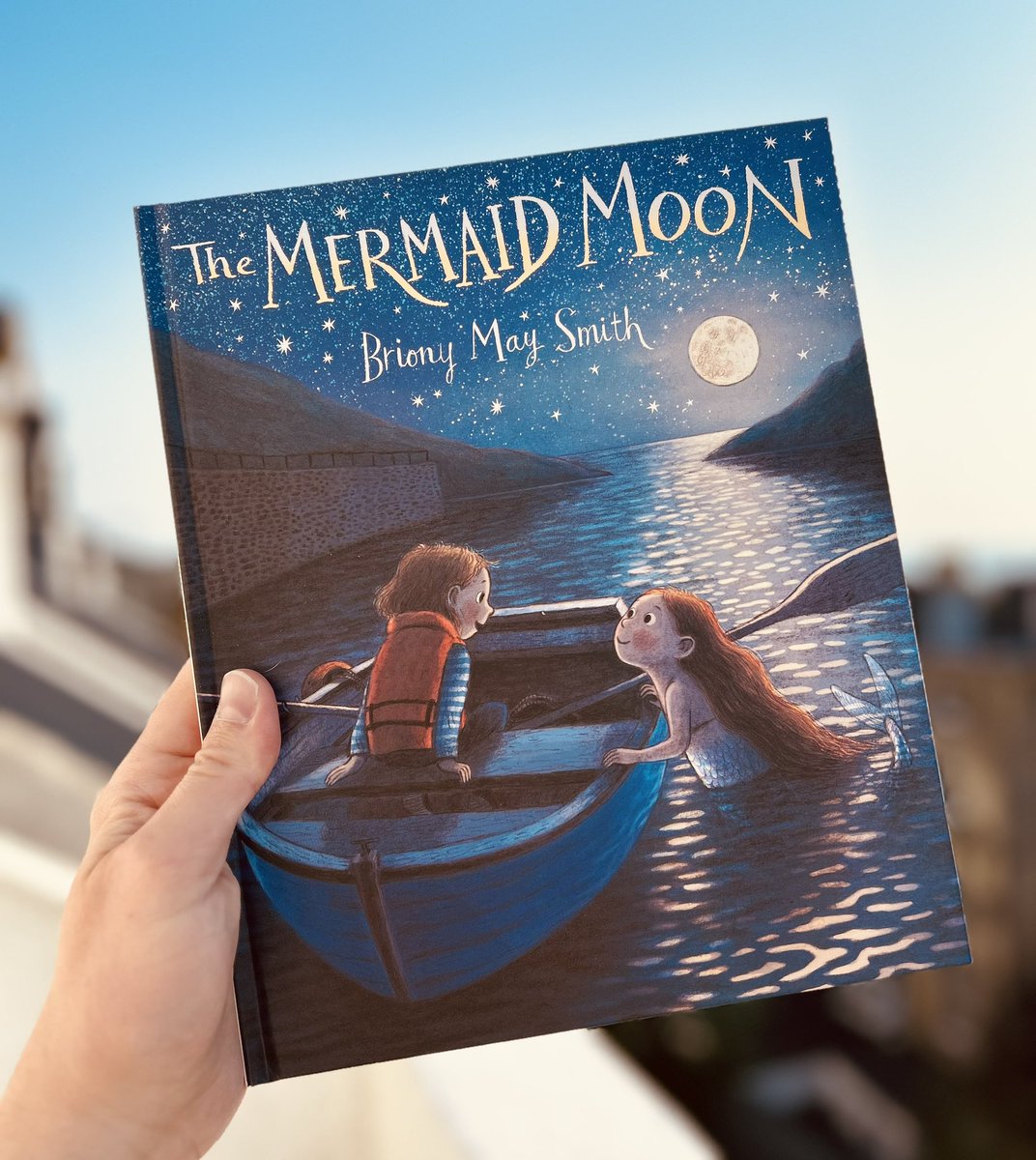 @Booktrust ALL the illustrations in The Mermaid Moon by @BrionyMaySmith are STUNNING. But you'll have to buy the book to see the magical flying whale spread at the end 😳😳😳