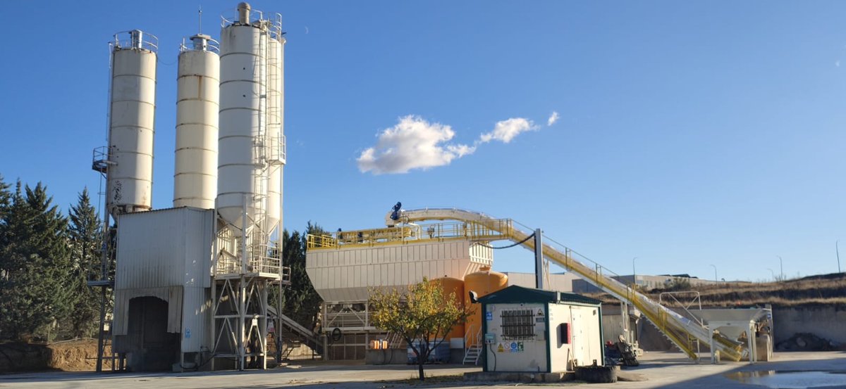 Holcim_es's tweet photo. 🏗️ ¿Sabías que tenemos una nueva planta de hormigón en Torres de la Alameda?
Con el fin mejorar servicio y atención de nuestros clientes, en esta planta fabricamos #ECOPact, nuestro hormigón de bajas emisiones para construcciones circulares, sostenibles♻ y de alto rendimiento. https://t.co/0y0Xlaa3F6