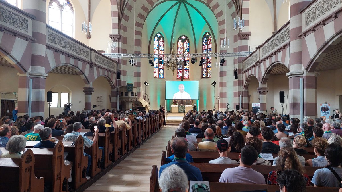 Erster KI-Gottesdienst eines Kirchentages. Eher Show als Spiritualität, weil Emotion, Gesang und Raum ungenutzt bleiben. Aber gut, zu experimentieren und ehrlich zu reflektieren.
#digitalekirche #kirchentag