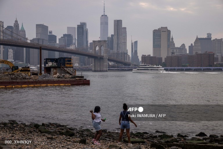 AFPphoto's tweet photo. #AFP Smoke from Canadian wildfires cloaks eastern US with haze.
📸 Mandel Ngan 
📸  Yuki Iwamura
📸 @angelaweissfoto
📸  Leonardo Muñoz https://t.co/Zs0S51363h